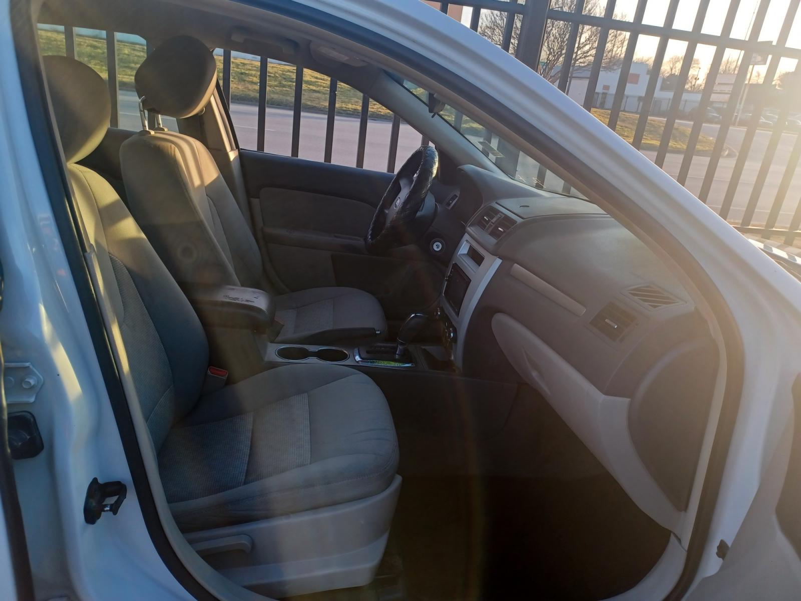 2012 WHITE /GRAY Ford Fusion SE (3FAHP0HA2CR) with an 2.5L L4 DOHC 16V engine, AUTOMATIC transmission, located at 2001 E. Lancaster, Ft. Worth, 76103, (817) 336-7000, 32.746181, -97.301018 - Photo #16